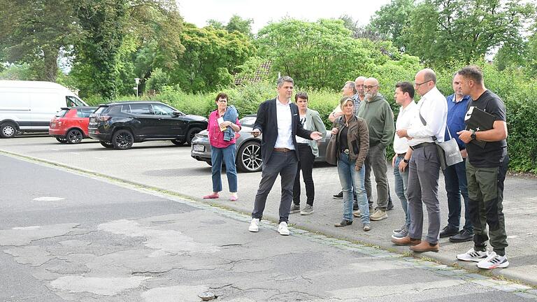 Über den schlechten Zustand der Friedensstraße informierte sich der Bauausschuss und stimmte einer Sanierung zu. Über den schlechten Zustand der Friedensstraße informierte sich der Bauausschuss und stimmte einer Sanierung zu.
