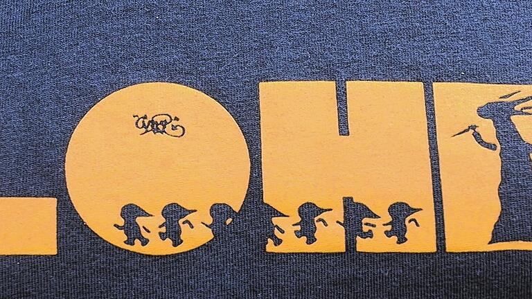 Neues Logo: Seit wenigen Wochen gibt es auch Shirts, die den Stadtnamen und Horrorwittchen vereinen. Neues Logo: Seit wenigen Wochen gibt es auch Shirts, die den Stadtnamen und Horrorwittchen vereinen.