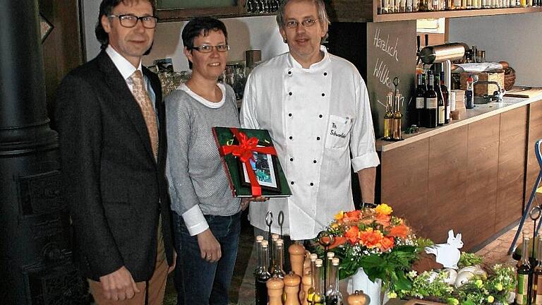Thomas Schwanfelder (rechts) eröffnete mit seiner Frau Claudia das Gasthaus zur Ölmühle. Dazu gratulierte Bürgermeister Jürgen Schulz.