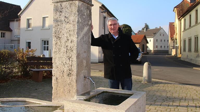 Es gibt nur Lieblingsplätze in Burchbrunn, sagt Bürgermeister  Hermann Queck. Der Platz mit dem Brunnen zwischen Rathaus und Feuerwehr gehört dazu.