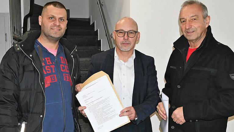 Einen mit 226 Unterschriften untermauerten Widerspruch gegen den geplanten Sand- und Kiesabbau in Hofstetten übergaben Christian Bartel (links) und Reiner Mehrlich (rechts) am Mittwoch an Gemündens Bürgermeister Jürgen Lippert. Einen mit 226 Unterschriften untermauerten Widerspruch gegen den geplanten Sand- und Kiesabbau in Hofstetten übergaben Christian Bartel (links) und Reiner Mehrlich (rechts) am Mittwoch an Gemündens Bürgermeister Jürgen Lippert.