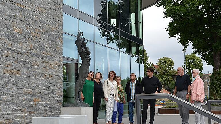 Architekt Stefan Rabe (Dritter von rechts) führte die interessierten Besucher nach der Besichtigung von außen durch die Stadthalle in Bad Neustadt und wusste dabei zahlreiche Details zu berichten. Dabei bekamen die Besucher auch die Räumlichkeiten zu sehen, die man als Gast normalerweise nicht zu Gesicht bekommt.