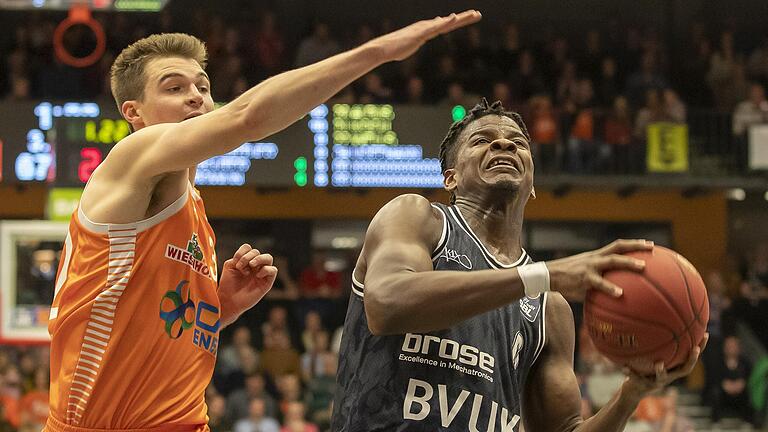 Umkämpfte Partie: Vechtas Steve Vasturia (links) versucht, Würzburgs Junior Etou zu stoppen. Umkämpfte Partie: Vechtas Steve Vasturia (links) versucht, Würzburgs Junior Etou zu stoppen.