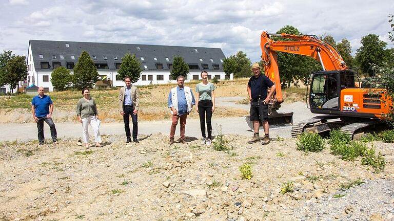Erster Baustellentermin zu Beginn der Erschließungsarbeiten für die Quartiere IV und V mit (von links): Edwin Popp (FA Tiefbau), Annette Messerer (Leiterin Fachbereich Tiefbau), Baureferent Benjamin Schneider, Robert Stolz, Lena Sachs (Bauleitung), Daniel Buchinger (Polier, alle drei Firma Stolz). Erster Baustellentermin zu Beginn der Erschließungsarbeiten für die Quartiere IV und V mit (von links): Edwin Popp (FA Tiefbau), Annette Messerer (Leiterin Fachbereich Tiefbau), Baureferent Benjamin Schneider, Robert Stolz, Lena Sachs (Bauleitung), Daniel Buchinger (Polier, alle drei Firma Stolz).