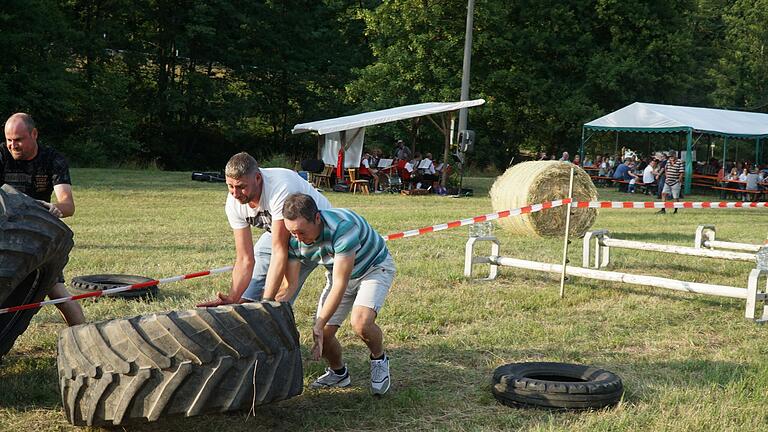 Saaletal Games, hier Traktorreifen rollen der Siegermannschaften Saaletal Games, hier Traktorreifen rollen der Siegermannschaften