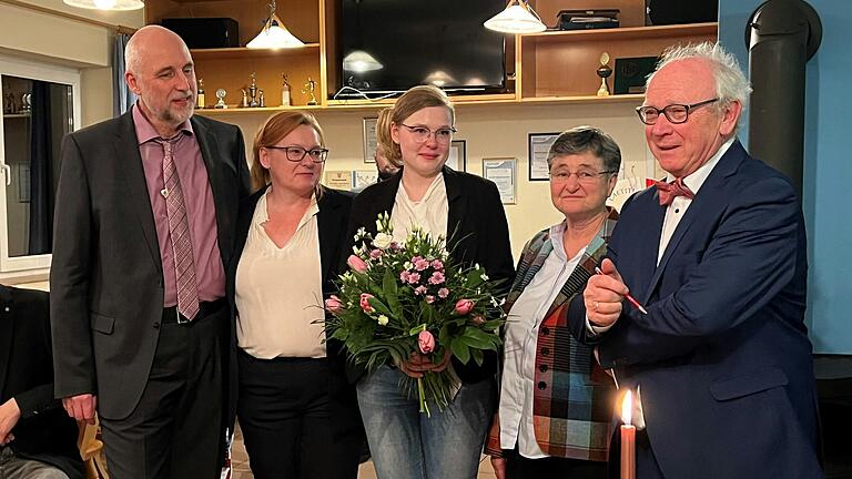 Einige Tränchen sind nach der Rückkehr im Sportheim in Wiebelsberg geflossen. Aber nur Freudentränen, wie Laetitia Stockmeyer (Mitte) anmerkte. Die Freude über ihre Teilnahme überwog auch bei ihren Eltern, Hans und Patricia Stockmeyer (links), sowie bei ihrem Wein-Coach Franz Sauer und seiner Gattin Birgit (rechts).