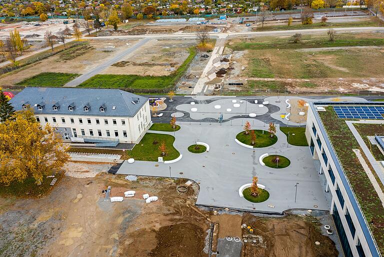Dieses Luftbild stammt zwar aus dem Jahr 2020, zeigt aber eindrucksvoll, wie viel Platz die Technische Hochschule am Standort Schweinfurt noch hat, um zu wachsen. Dieses Luftbild stammt zwar aus dem Jahr 2020, zeigt aber eindrucksvoll, wie viel Platz die Technische Hochschule am Standort Schweinfurt noch hat, um zu wachsen.