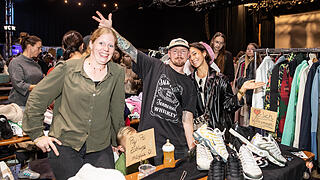 Der Fashion Flohmarkt lockt auch am Sonntag 29.09.24 Menschenmengen in die Posthalle in Würzburg.