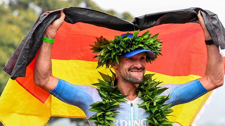 Ironman       -  Stolzer Sieger: Patrick Lange gewinnt den Ironman auf Hawaii und jubelt.