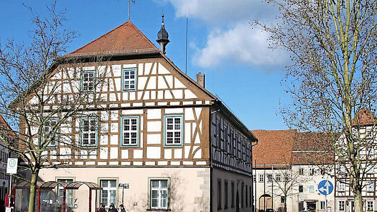 Im Münnerstädter Rathaus (links) werden jetzt die Weichen für die nächsten Jahre gestellt. Im Haushalt eingestellt werden auch der städtische Anteil für die Sanierung des Areals Marktplatz 9 bis 11 (Ensemble rechts).  Foto: Thomas Malz       -  Im Münnerstädter Rathaus (links) werden jetzt die Weichen für die nächsten Jahre gestellt. Im Haushalt eingestellt werden auch der städtische Anteil für die Sanierung des Areals Marktplatz 9 bis 11 (Ensemble rechts).  Foto: Thomas Malz