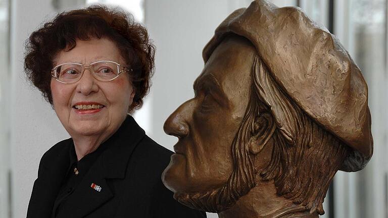 Margot Müller       -  Margot Müller mit der von ihr gespendeten Richard Wagner Büste im Foyer des Mainfranken Theaters Würzburg