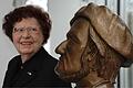 Margot Müller       -  Margot Müller mit der von ihr gespendeten Richard Wagner Büste im Foyer des Mainfranken Theaters Würzburg