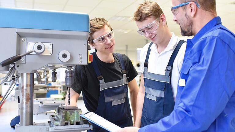 Viele Lehrlinge starten bald in die Ausbildung. Wer bis jetzt keine Lehrstelle gefunden hat, muss nicht aufgeben: In Unterfranken sind allein im Handwerk noch 1000 Azubi-Jobs zu haben.