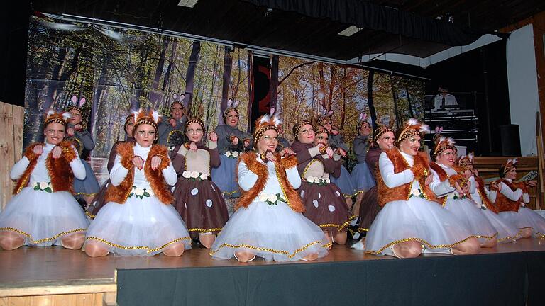 'Waidmannsheil' hieß es beim Showballett, das erst als Hasen, Rehe und Füchse und dann als taffe Jägerinnen den Wald unsicher machte.