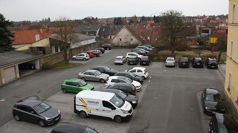 Der Gerolzhöfer Stadtrat folgte einem Antrag der Fraktion Geo-net, wonach die Stadtverwaltung die mögliche Umsetzung und Kosten für die Errichtung eines Parkdecks über den bestehenden Parkflächen im Hof der Verwaltungsgemeinschaft in Gerolzhofen (im Bild) prüfen soll. Der Gerolzhöfer Stadtrat folgte einem Antrag der Fraktion Geo-net, wonach die Stadtverwaltung die mögliche Umsetzung und Kosten für die Errichtung eines Parkdecks über den bestehenden Parkflächen im Hof der Verwaltungsgemeinschaft in Gerolzhofen (im Bild) prüfen soll.
