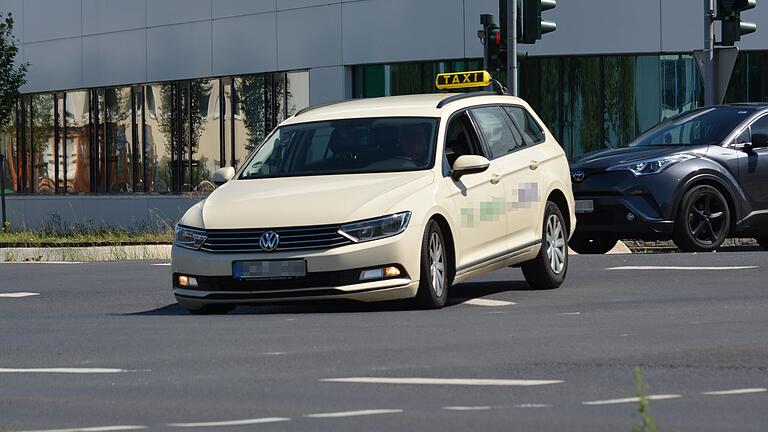 Die Spurrinnen an der 'BayWa-Kreuzung': Viele Autofahrer sind bereits ordentlich durchgeschüttelt worden.