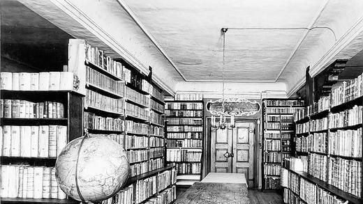 Am alten Standort: Die Reichsstädtische Bibliothek im Alten Rathaus, heute kleiner Sitzungssaal. 1962 zog sie in den Rückertbau um, seit 2000 ist sie im Museum Otto Schäfer untergebracht. Am alten Standort: Die Reichsstädtische Bibliothek im Alten Rathaus, heute kleiner Sitzungssaal. 1962 zog sie in den Rückertbau um, seit 2000 ist sie im Museum Otto Schäfer untergebracht.