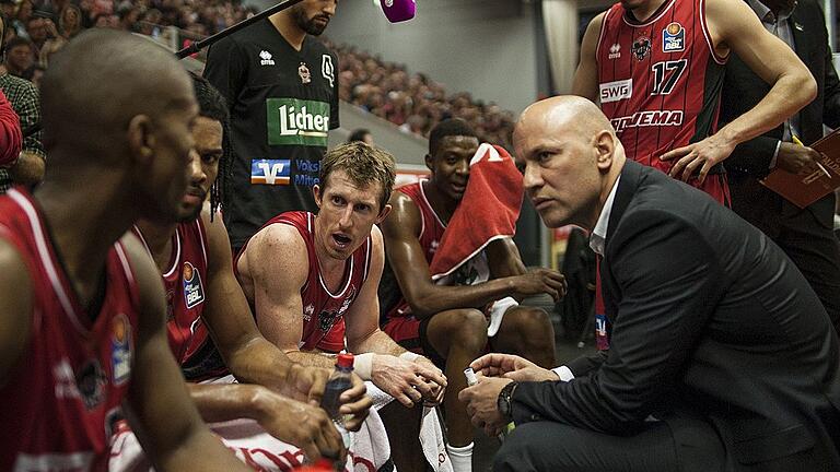 easyCredit BBL 2016-2017, 4. Spieltag, GIESSEN 46ers vs FC Bayern München       -  Ein Foto vom Oktober 2016, als Trainer Denis Wucherer (rechts), sein Assistent Steven Key (rechts hinten), Skyler Bowlin (Mitte) und Cameron Wells (vorne links) noch in Diensten der Gießen 46ers standen. Am Sonntag kehren die vier mit den Baskets zurück.