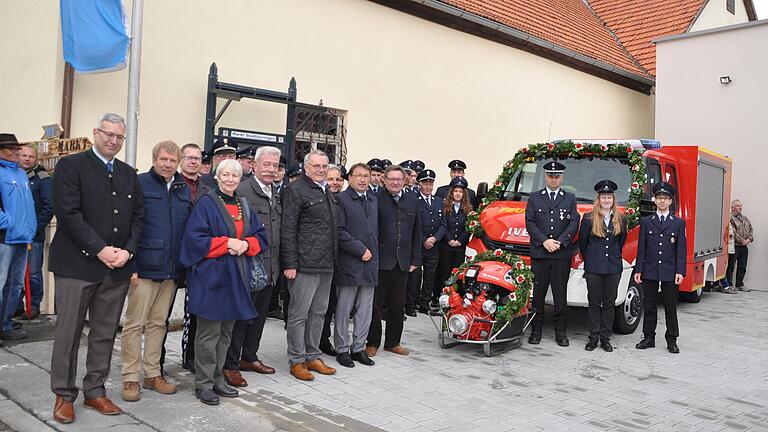 Freude bei der Wehr über die neue Tragkraftspritze und das neue Auto. Im Bild die Ehrengäste: (von links) Gemeinderat Gerald Raab, vom Amt für Ländliche Entwicklung Unterfranken Jürgen Eisentraut und Gerald Kolb, die ehemalige SPD-Landtagsabgeordnete Ruth von Truchseß, stellvertretender Landrat Peter Seifert, Bezirksrat Stefan Funk, Bürgermeister Friedel Heckenlauer und Staatssekretär Gerhard Eck. Freude bei der Wehr über die neue Tragkraftspritze und das neue Auto. Im Bild die Ehrengäste: (von links) Gemeinderat Gerald Raab, vom Amt für Ländliche Entwicklung Unterfranken Jürgen Eisentraut und Gerald Kolb, die ehemalige SPD-Landtagsabgeordnete Ruth von Truchseß, stellvertretender Landrat Peter Seifert, Bezirksrat Stefan Funk, Bürgermeister Friedel Heckenlauer und Staatssekretär Gerhard Eck.