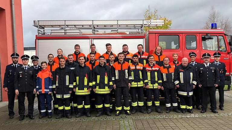 22 Nachwuchsfeuerwehrleute aus dem Landkreis legten in Grafenrheinfeld die Prüfung zur Modularen Truppausbildung erfolgreich ab. Im Bild die Ausbilder und die Nachwuchsfeuerwehrleute sowie Kreisbrandinspektor Reinhold Achatz (Zweiter von links).