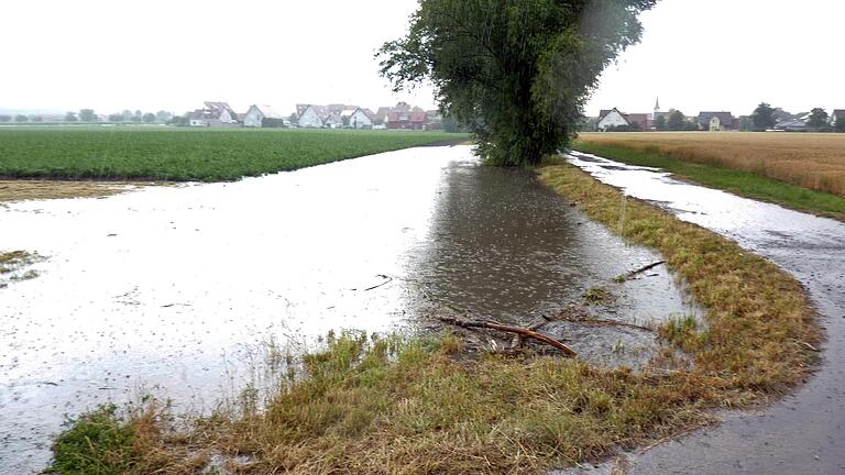 Ein Archivbild vom Brumbach im Juli 2018 beweist, dass sein Bachbett bei starkem Regen zu klein ist und Felder überschwemmt werden. Das Gefälle des Baches ist sehr gering und teilweise sogar rückläufig.