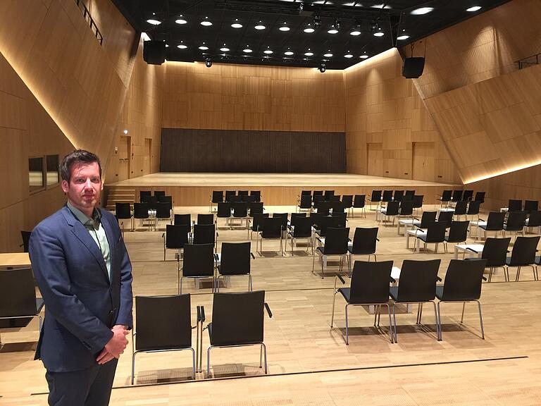 Intendant Johannes Mnich im Sommer 2020 im coronatauglich bestuhlten Saal. Den Lockdown hat das Team genutzt, um grundsätzliche Fragen zu diskutieren. Intendant Johannes Mnich im Sommer 2020 im coronatauglich bestuhlten Saal. Den Lockdown hat das Team genutzt, um grundsätzliche Fragen zu diskutieren.