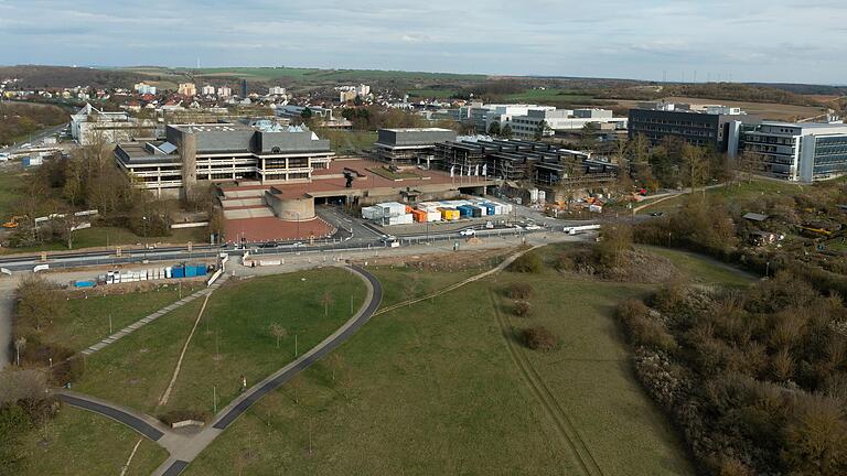 Luftaufnahme der Drachenwiese und des Hubland-Campus: Auch die&nbsp;Straßenbahnlinie 6&nbsp;kam&nbsp;bei der Bürgerversammlung zur Sprache. Sie soll über die Drachwenwiese zur Universität führen.