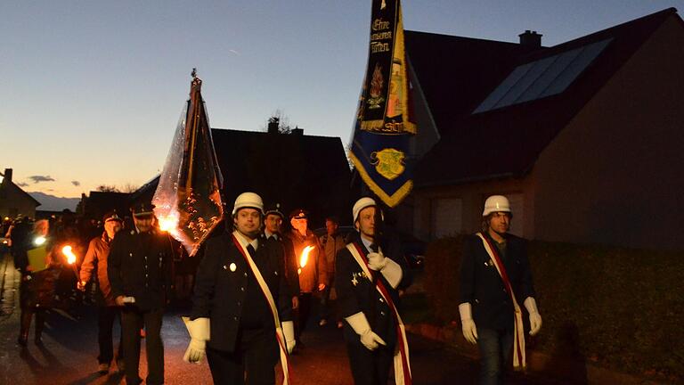 Viele Menschen waren dem Aufruf zum Friedeslichterzug gefolgt. 
Angeführt von Fahnenabordnungen (Feuerwehr und Soldatenkameradschaft) zogen die Menschen vom Friedensbaum zum Mahnmal auf dem Friedhof.