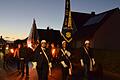 Viele Menschen waren dem Aufruf zum Friedeslichterzug gefolgt. 
Angeführt von Fahnenabordnungen (Feuerwehr und Soldatenkameradschaft) zogen die Menschen vom Friedensbaum zum Mahnmal auf dem Friedhof.