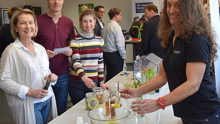 Etwas Obst gefällig? Martina Bock (von rechts) Anna Baumbach, Armin Fischer und Irene Kleinhenz beim BSH-Gesundheits-Kick-off mit gesunden Snacks.