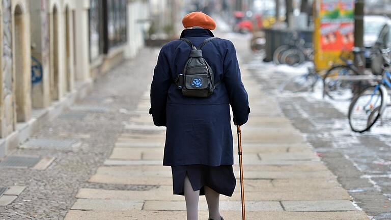 Einkaufshilfen nutzen       -  Zwei Frauen gaben sich im September letzten Jahres in Bad Neustadt als Wunderheilerinnen aus. Nun kehrten sie wieder in die Stadt zurück. Diesmal gerieten sie jedoch an die falsche Seniorin.