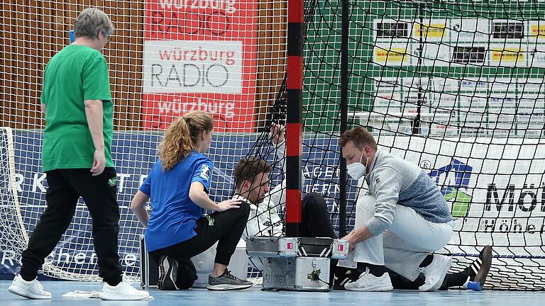 Minutenlang kümmerten sich Rimparer Betreuer am Donnerstagabend um den verletzten Torwart Marino Mallwitz.