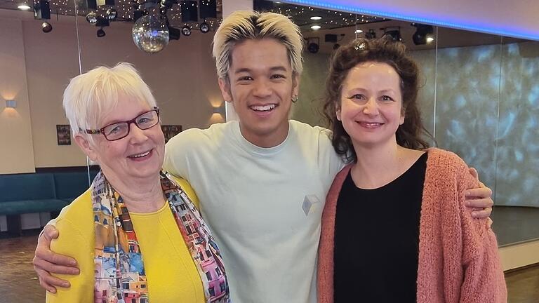 Trong Hieu Nguyen (Mitte) in seinem ehemaligen Tanzstudio in Bad Kissingen mit den Tanzlehrerinnen Barbara Drosd-Tessari (links) und Carina Tessari.