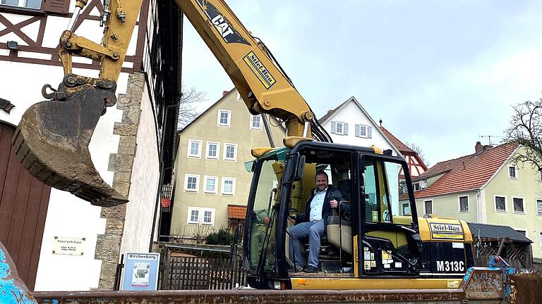 Das Nahwärnetz in Ostheim wird erweitert, die Altstadt wird angeschlossen. Beim Baustart im Schlösschen nahm Bürgermeister Steffen Malzer selbst auf dem Baggersitz Platz.&nbsp;