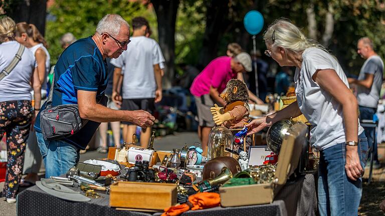 Beim Flohmarkt der Erwachsenen blieb der Besucheransturm aus. Einige Händler brachen deshalb schon am späten Vormittag ihre Zelte ab.