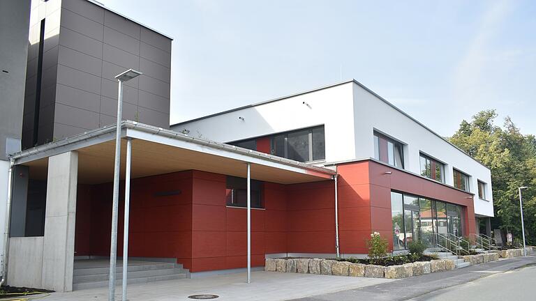 Das Rhön-Gymnasium in Bad Neustadt ist eine MINT-freundliche Schule mit internationaler Ausrichtung. Das Rhön-Gymnasium in Bad Neustadt ist eine MINT-freundliche Schule mit internationaler Ausrichtung.
