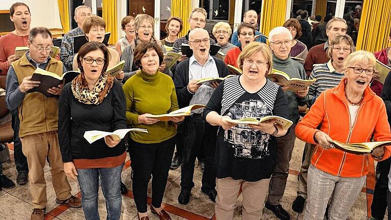 Probenendspurt für Händels Messias       -  (new)   Vor beinahe einem Jahr hat die Evangelische Kantorei die Proben für Händels weltberühmtes Oratorium &bdquo;Messias&ldquo; aufgenommen (zwischendrin auch anderes musiziert) und jetzt legt sie sogar noch Wochenend-Überstunden ein, um für die Aufführung am Sonntag, 20. November, den letzten Schliff zu bekommen. Gemeinsam mit ihrer Dirigentin freuen sich die Sängerinnen und Sänger auf das Zusammenwirken mit Orchester und Solisten, die Kirchenmusikdirektorin Karin Riegler ins Schwärmen bringen. Anna Nesyba übernimmt die Sopran-Partien und Kathrin Edelmann den Alt. Besonders prominent besetzt ist der Tenor mit André Khamasmie, der schon mit Dirigentengrößen wie Kurt Masur oder Sir Roger Norrington zusammenarbeitete. Beste Erinnerungen hat man in Bad Neustadt aus dem vergangenen Jahr an den sonoren Bass von Tobias Freund (Nürnberg). Nicht zum ersten Mal gastiert auch das Orchester &bdquo;Soli deo gloria&ldquo; (Gott allein sei Ehre) in der Christuskirche. Das Ensemble aus Weimar spielt auf historischen Instrumenten und nähert sich damit der barocken Aufführungspraxis an. Der vollständige Messias würde drei Stunden dauern und damit am Ende wohl jeden noch so begeisterten Zuhörer überfordern. Daher hat Karin Riegler einige Partien herausgenommen, sodass man sich auf zwei gehaltvolle Stunden freuen darf. Sie beginnen am Sonntag, 20. November, um 17 Uhr in der Christuskirche und versprechen nicht nur mit dem &bdquo;Halleluja&ldquo; bewegende und erhebende Musik. Karten für das Konzert gibt es bei Lotto Arnold, ? (09771) 4053, im evangelischen Pfarramt, ? (09771) 6369610, und an der Abendkasse.