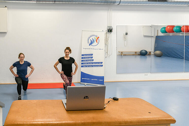 Die Übungsleiterinnen Claudia Herbig (links) und Raphaela Jochimczyk machen in der Halle der TGW die Übungen vor. Zum Fototermin sind sie ausnahmsweise beide gekommen.&nbsp;