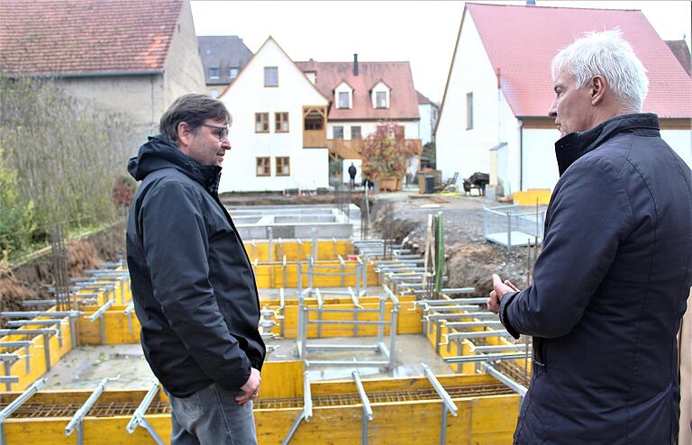 Bauherr Michael Leisten im Gespräch mit Planer Stephan Dinkel an der Baustelle in Laub. Bauherr Michael Leisten im Gespräch mit Planer Stephan Dinkel an der Baustelle in Laub.