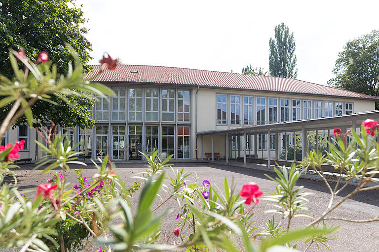 Die Jakob-Stoll-Schule ist eine Pilotschule für die freiwillige Abschlussprüfung Informationstechnologie.