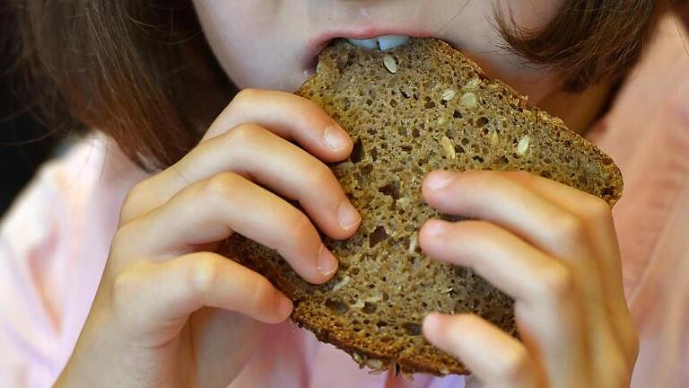 Auch in der Pause noch frisch: Schulbrote aus dem Gefrierschrank. Foto: Ralf Hirschberger/dpa-Zentralbild/dpa       -  Eine gute Brotzeit hilft hervorragend durch den Schultag.