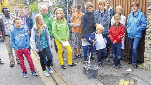 Großes Interesse: Der Verlegung von Stolpersteinen in Frankenwinheim wohnten viele interessierte Frankenwinheimer bei. Großes Interesse: Der Verlegung von Stolpersteinen in Frankenwinheim wohnten viele interessierte Frankenwinheimer bei.