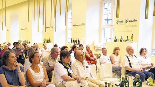 Aufmerksames Publikum im Staatlichen Hofkeller bei der zweiten Konzertlesung der neuen Reihe &bdquo;Allzeit ein Buch&ldquo;.