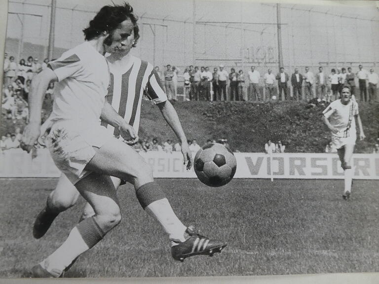 Beim Entscheidungsspiel im Würzburger Kickersstadion 1973 am Dallenberg besiegte die SG mit 2:1 nach Verlängerung die Elsava Elsenfeld und wurde Bezirksligameister. Im Bild links: SG-Torjäger Walter Heinzel. Rechts steht Friedrich Mühlig zur Abnahme bereit.