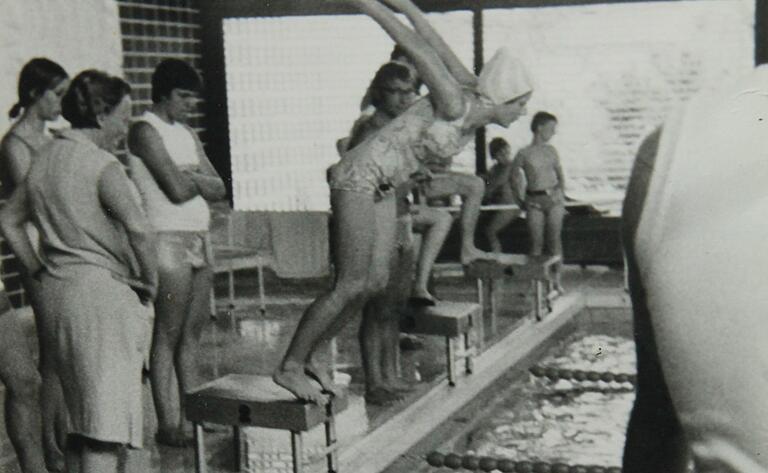 Monika Losert (heute Haug) setzt bei der Eröffnung des Karlstadter Hallenbads am 25. Februar 1971 zum Sprung an.