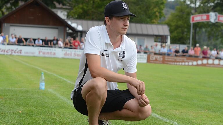 Einer, der am Spielfeldrand eher sachlich als impulsiv ist: Trainer Markus Köhler vom TSV Karlburg