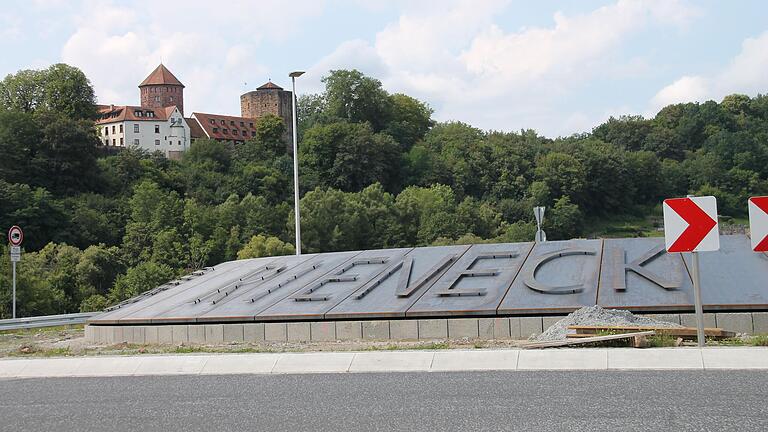 Der Kreisverkehr in Rieneck hat eine neue Gestaltung.