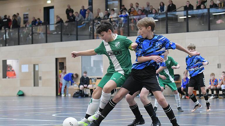 Robust verteidigt der U13-Spieler des SV Garitz den Ballbesitz im Spiel gegen die SG Heustreu. - Robust verteidigt der U13-Spieler des SV Garitz den Ballbesitz im Spiel gegen die SG Heustreu. Robust verteidigt der U13-Spieler des SV Garitz den Ballbesitz im Spiel gegen die SG Heustreu. - Robust verteidigt der U13-Spieler des SV Garitz den Ballbesitz im Spiel gegen die SG Heustreu.