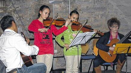 Vielfalt: Tanz und Musik beim Interkulturellen Abend in Stadtlauringens Zehntscheune. Vielfalt: Tanz und Musik beim Interkulturellen Abend in Stadtlauringens Zehntscheune.