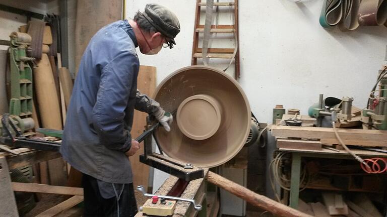 Drechslermeister Michael Nätscher verknüpft sein altes Handwerk mit modernem Design.